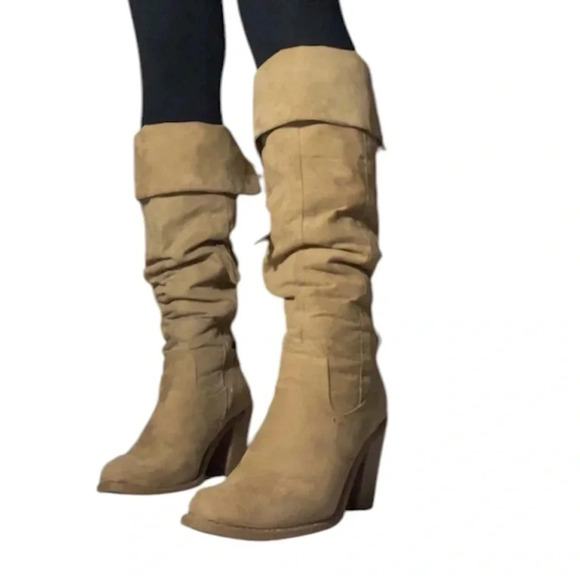 Size 8.5 Boots - Picture 1 of 8